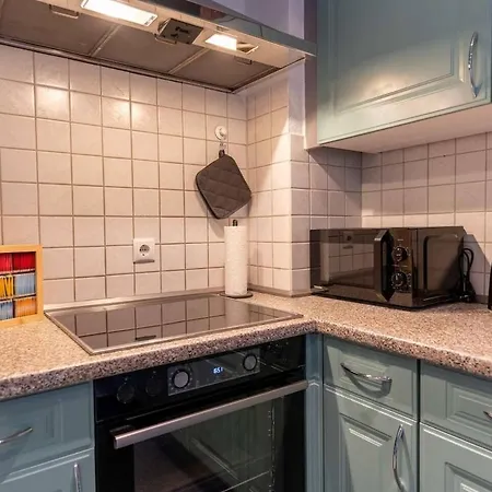 Spacious With Garden Apartment *