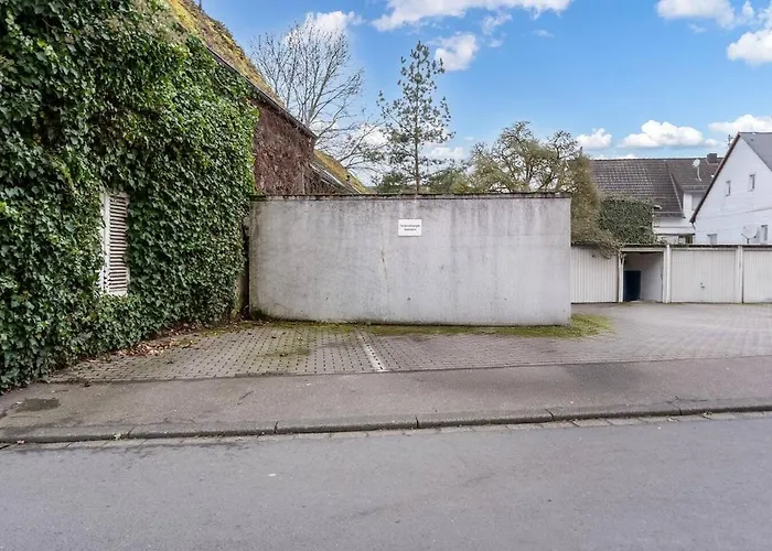 Spacious With Garden Apartment