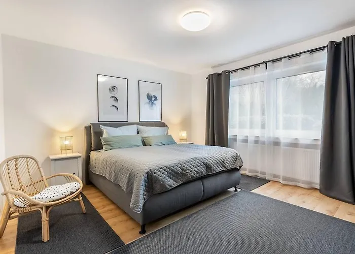 Spacious With Garden Apartment *